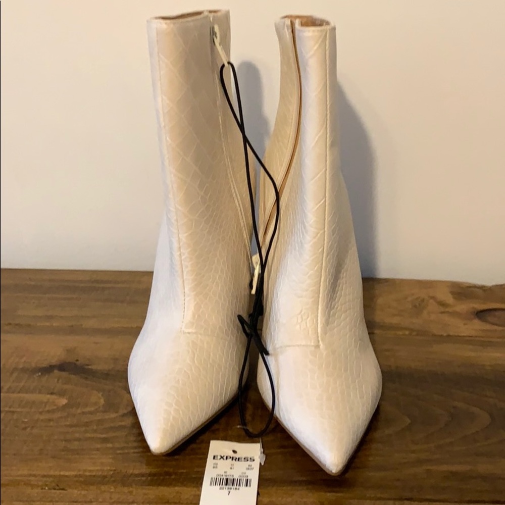 NWT EXPRESS 3 1/2” heel ankle booties. Zip side.